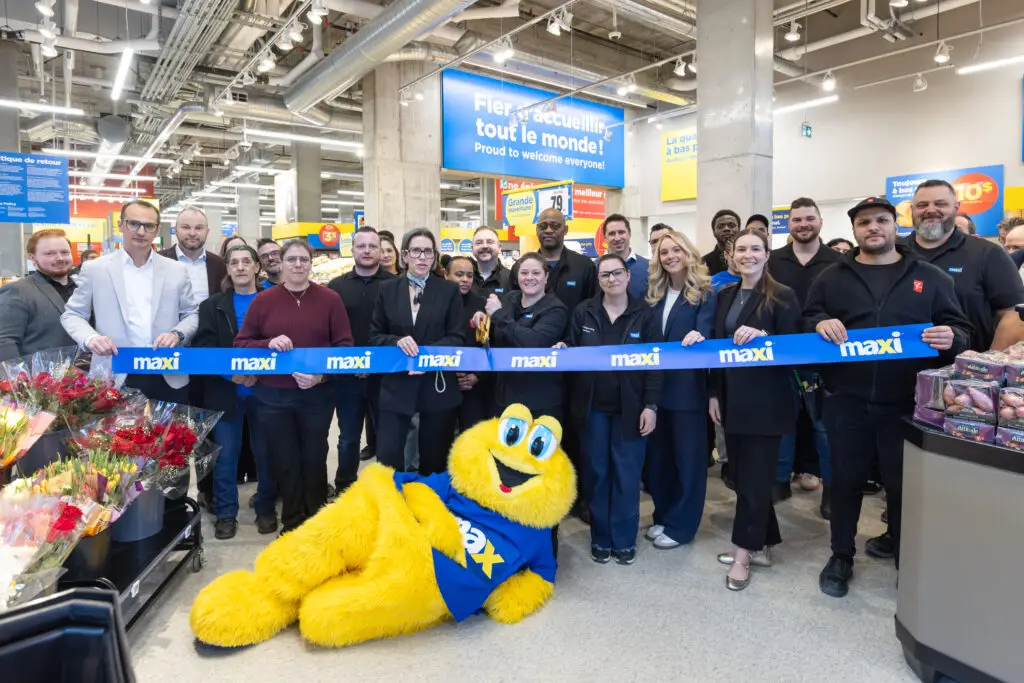 Coupe de ruban lors de l'ouverture officielle du Maxi Ste-Catherine à Montréal avec l'équipe et la mascotte. / Ribbon cutting ceremony at the Maxi Ste-Catherine grand opening in Montreal with the team and mascot.