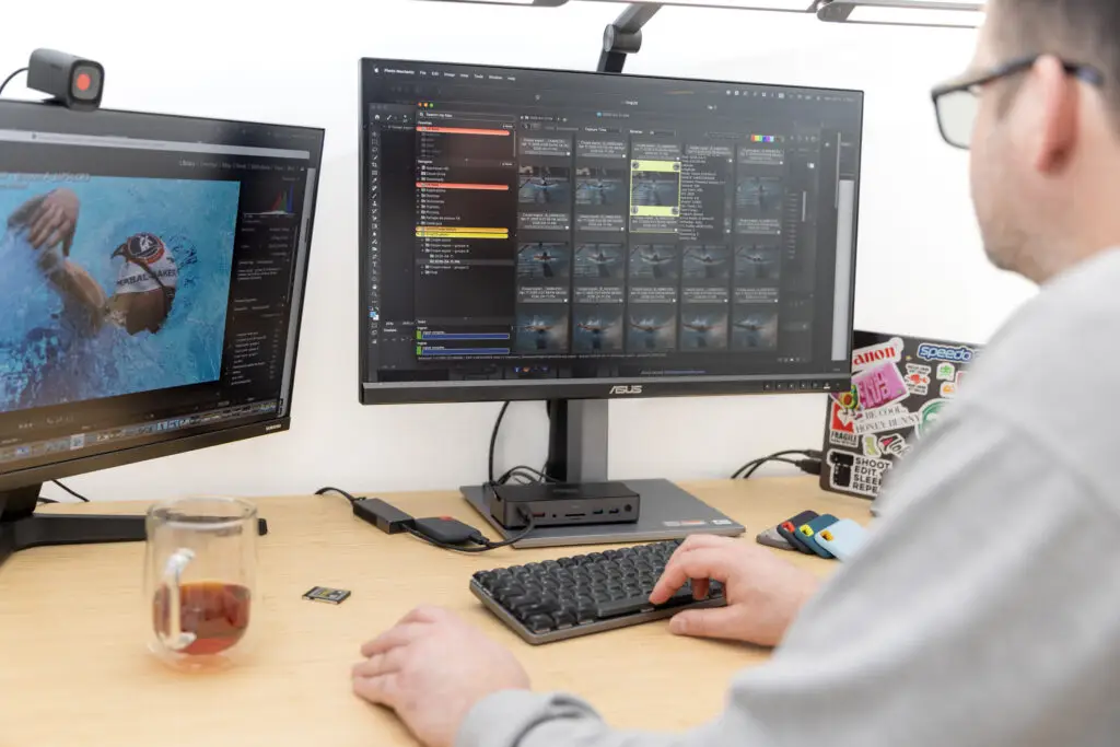 Photographe travaillant sur deux écrans avec Lightroom pour le tri et le développement d’images — Photographer working on dual monitors using Lightroom for image culling and editing
